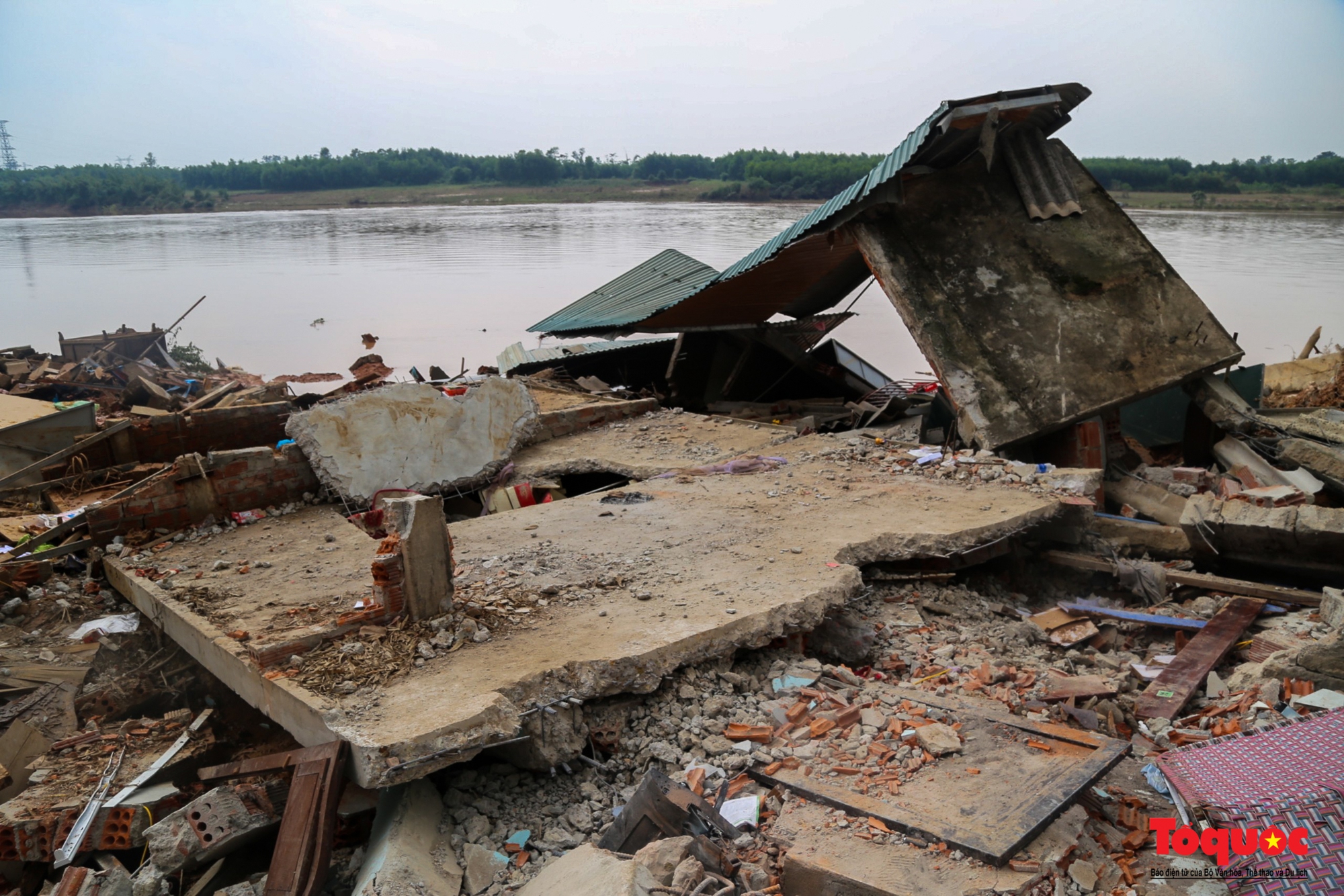 Hiện trường kinh hoàng sạt lở bờ sông làm sập nhiều nhà dân tại Quảng Trị - Ảnh 11.