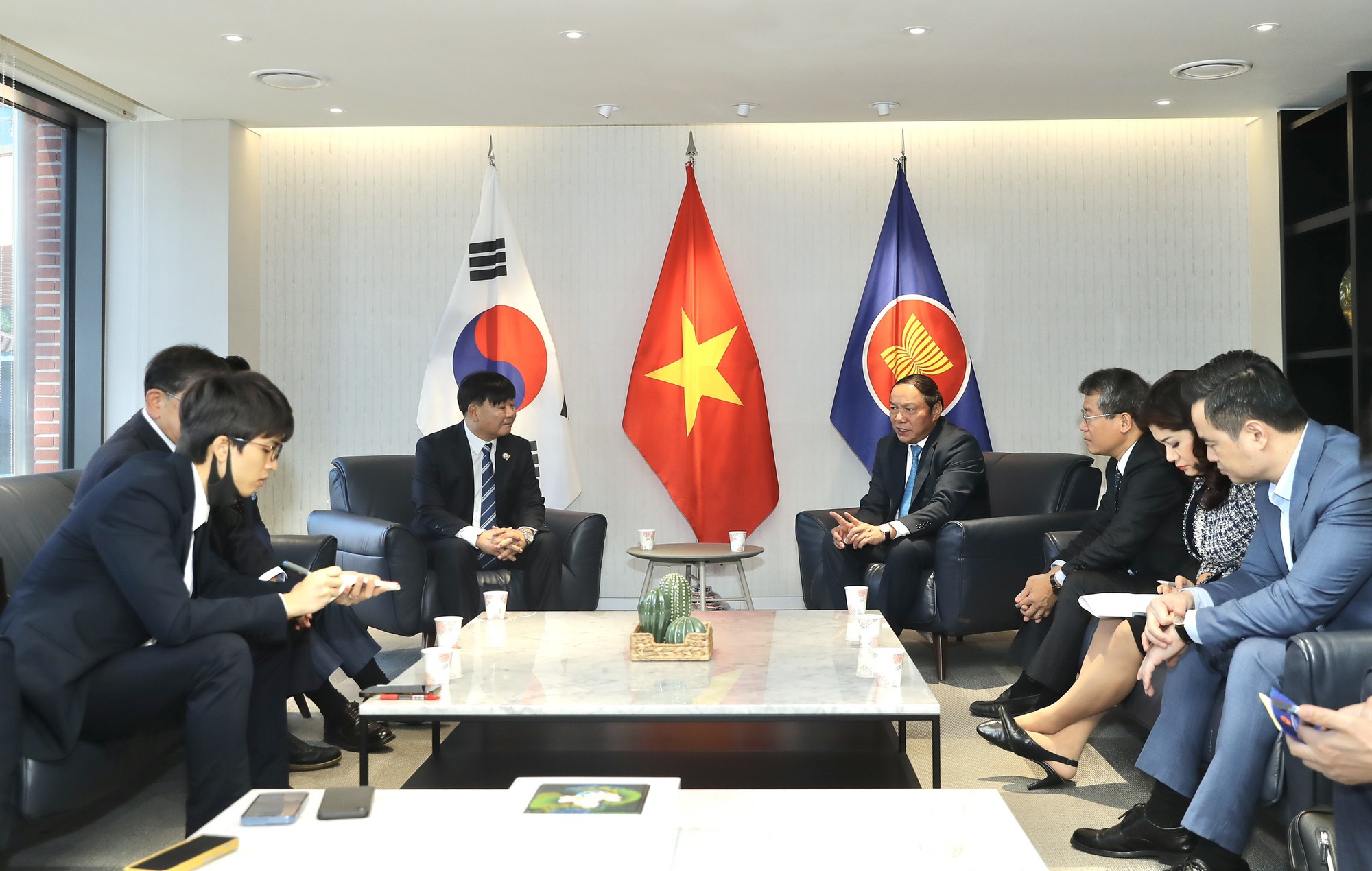 Bộ trưởng Nguyễn Văn Hùng thăm và làm việc tại Đại sứ quán Việt Nam tại Hàn Quốc - Ảnh 4.