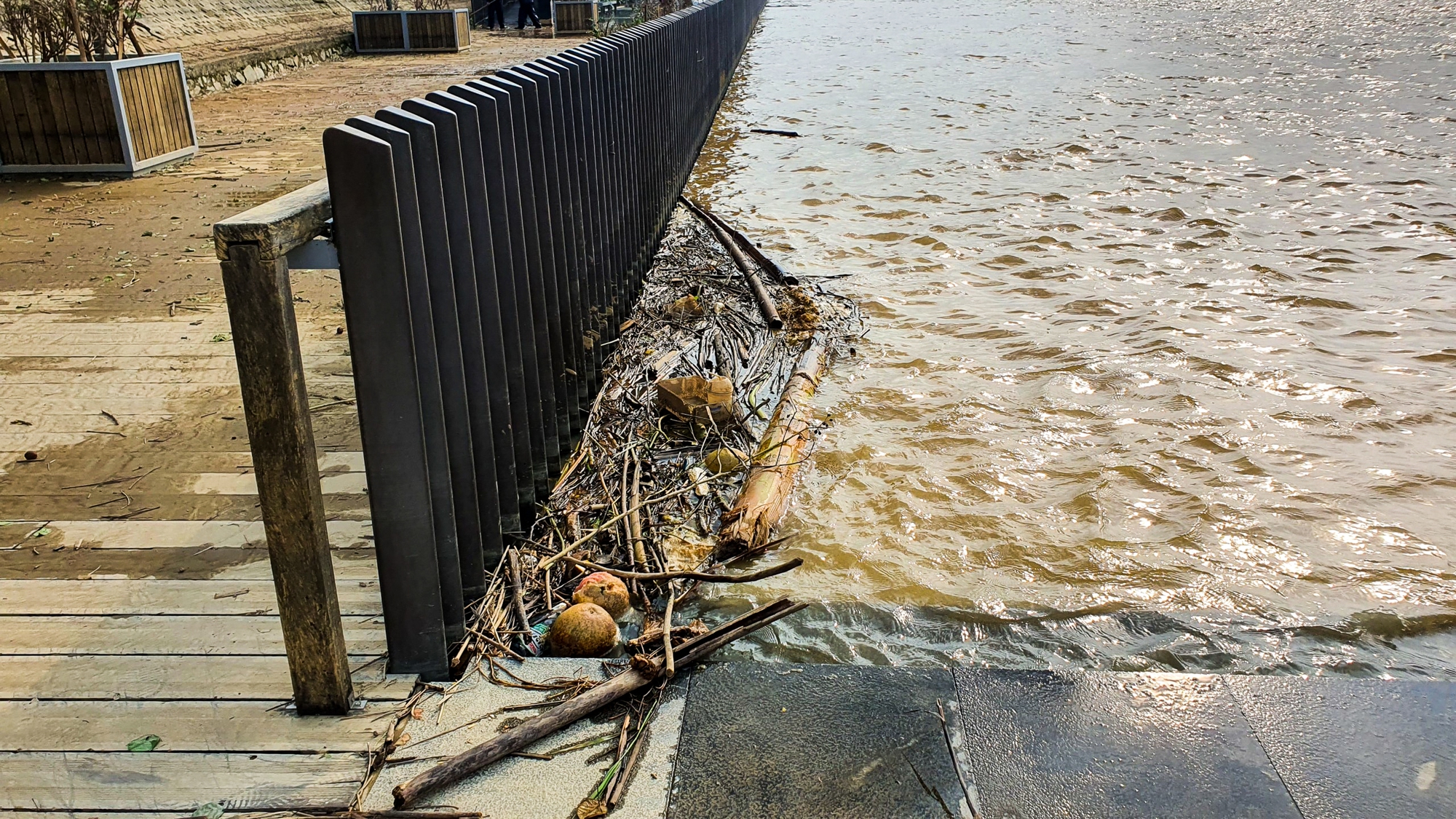 Rác dồn đống bên cầu gỗ lim trên sông Hương, lực lượng chức năng ra sức dọn dẹp - Ảnh 6.