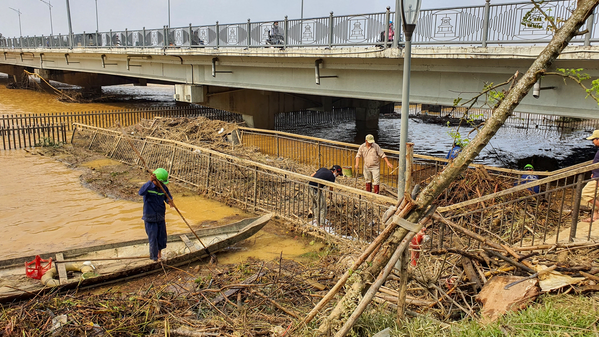 Rác dồn đống bên cầu gỗ lim trên sông Hương, lực lượng chức năng ra sức dọn dẹp - Ảnh 3.