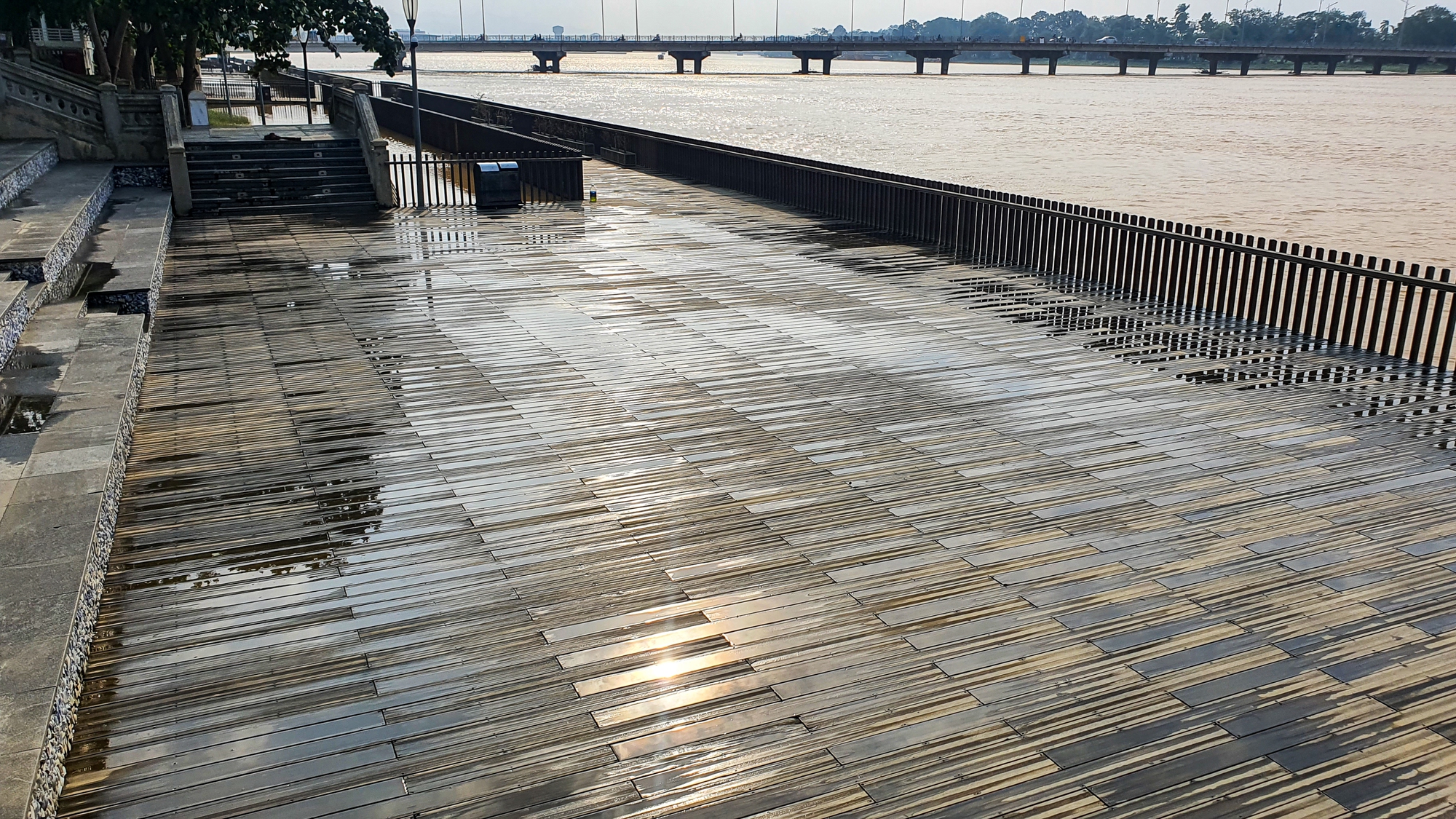 Rác dồn đống bên cầu gỗ lim trên sông Hương, lực lượng chức năng ra sức dọn dẹp - Ảnh 11.