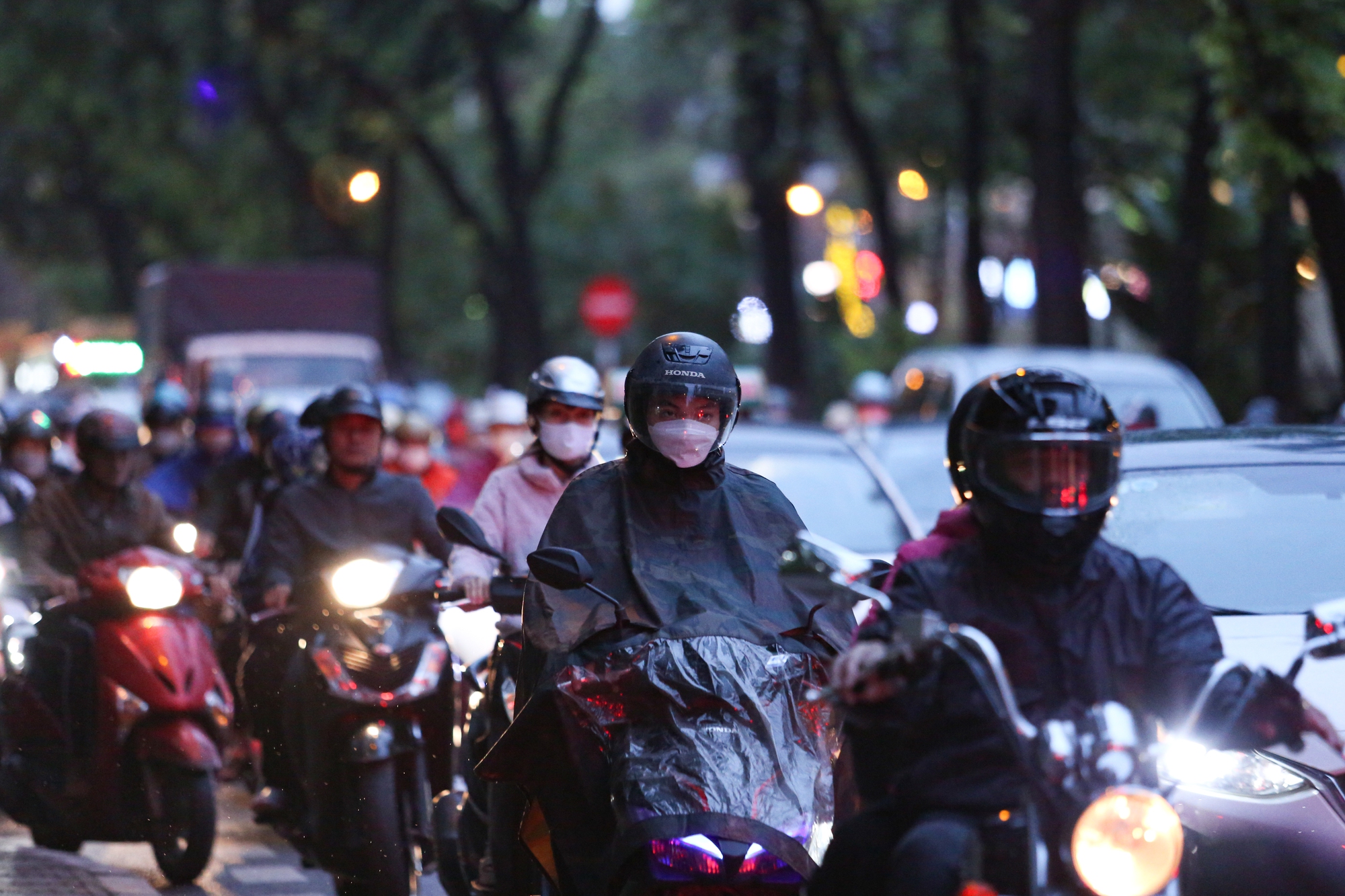 Ảnh, clip: Người Hà Nội hứng trọn mưa, rét, tắc đường trong đợt lạnh nhất từ đầu mùa - Ảnh 2.