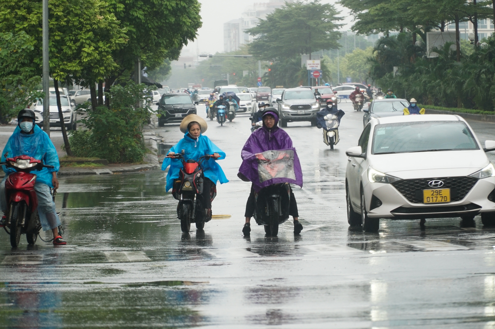 Ảnh, clip: Người Hà Nội hứng trọn mưa, rét, tắc đường trong đợt lạnh nhất từ đầu mùa - Ảnh 11.