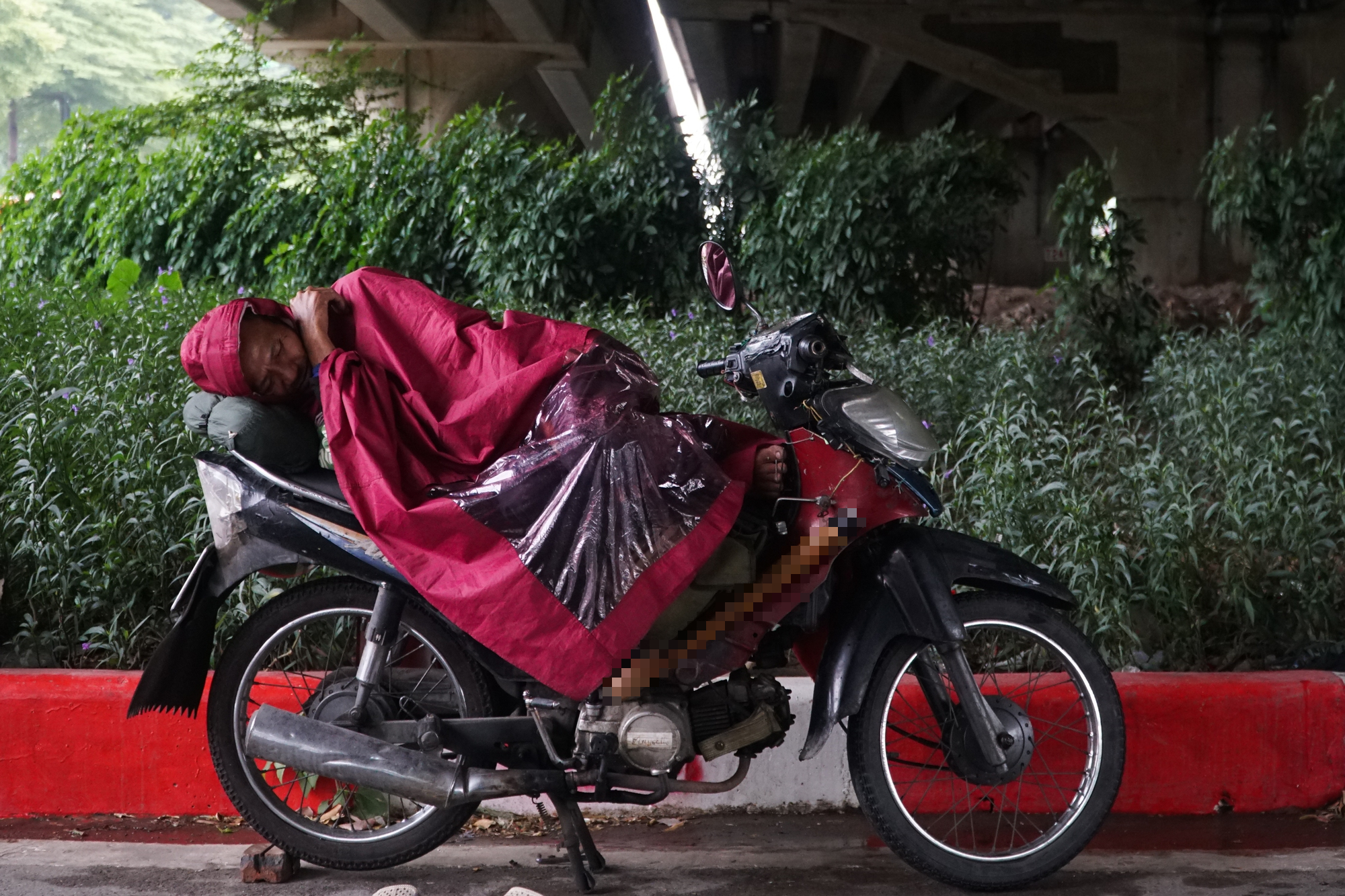 Ảnh, clip: Người Hà Nội hứng trọn mưa, rét, tắc đường trong đợt lạnh nhất từ đầu mùa - Ảnh 13.