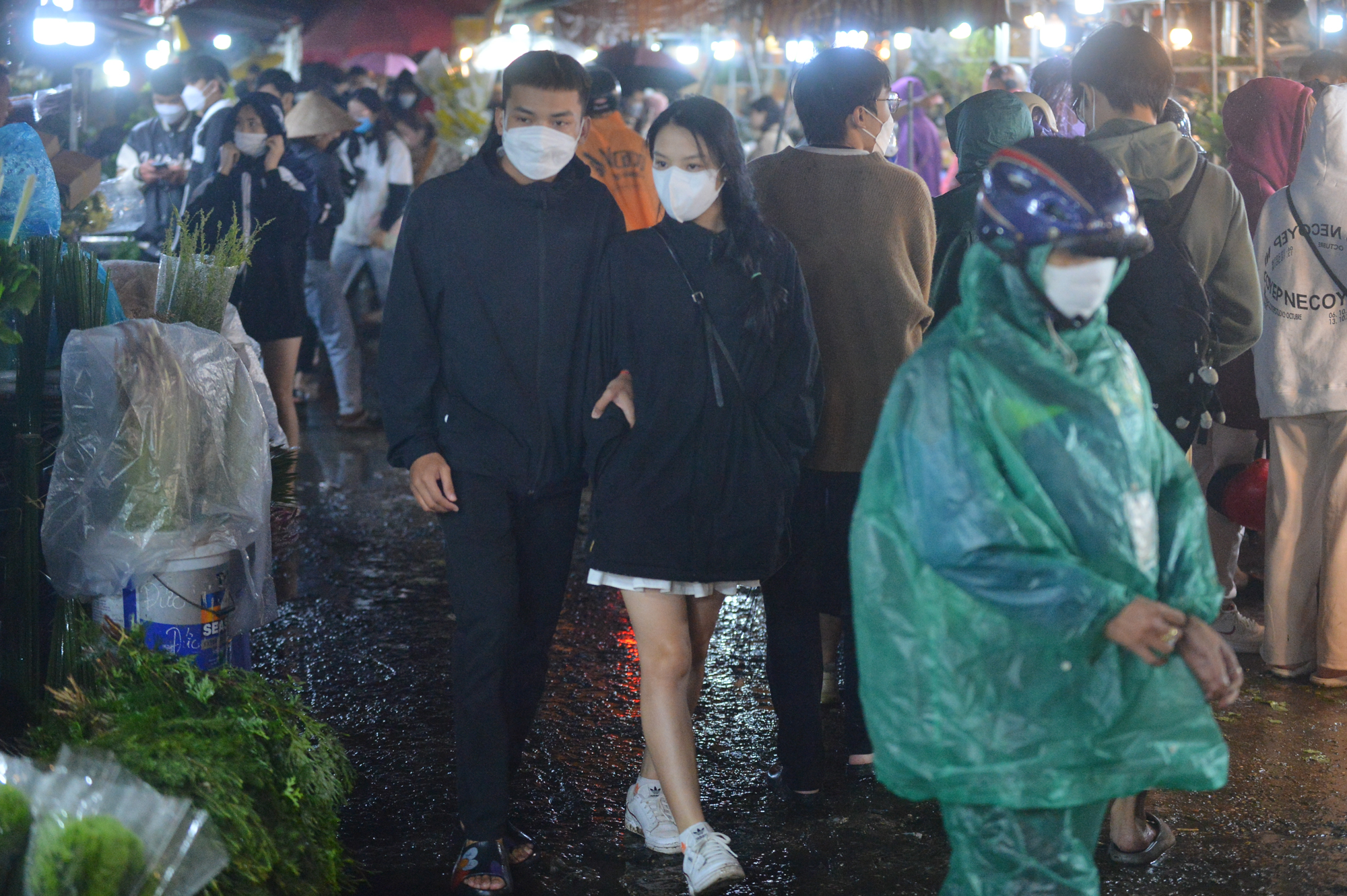 Ảnh: Mặc áo mưa, đội ô đi chợ hoa đêm lớn nhất miền Bắc trước ngày Phụ nữ Việt Nam 20/10, nhiều người co ro vì lạnh - Ảnh 4.
