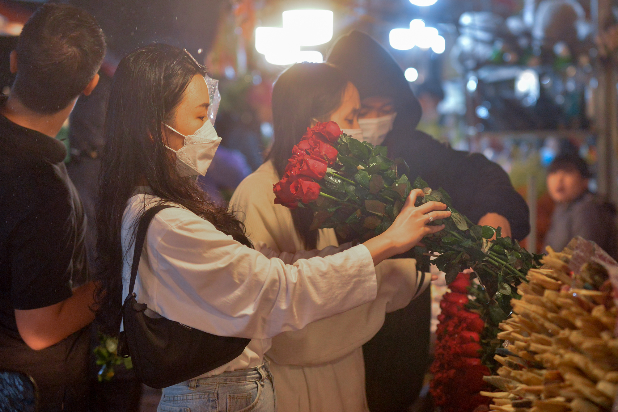 Ảnh: Mặc áo mưa, đội ô đi chợ hoa đêm lớn nhất miền Bắc trước ngày Phụ nữ Việt Nam 20/10, nhiều người co ro vì lạnh - Ảnh 11.