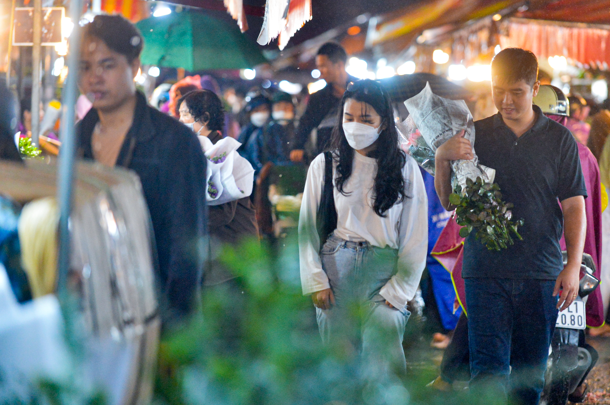 Ảnh: Mặc áo mưa, đội ô đi chợ hoa đêm lớn nhất miền Bắc trước ngày Phụ nữ Việt Nam 20/10, nhiều người co ro vì lạnh - Ảnh 12.