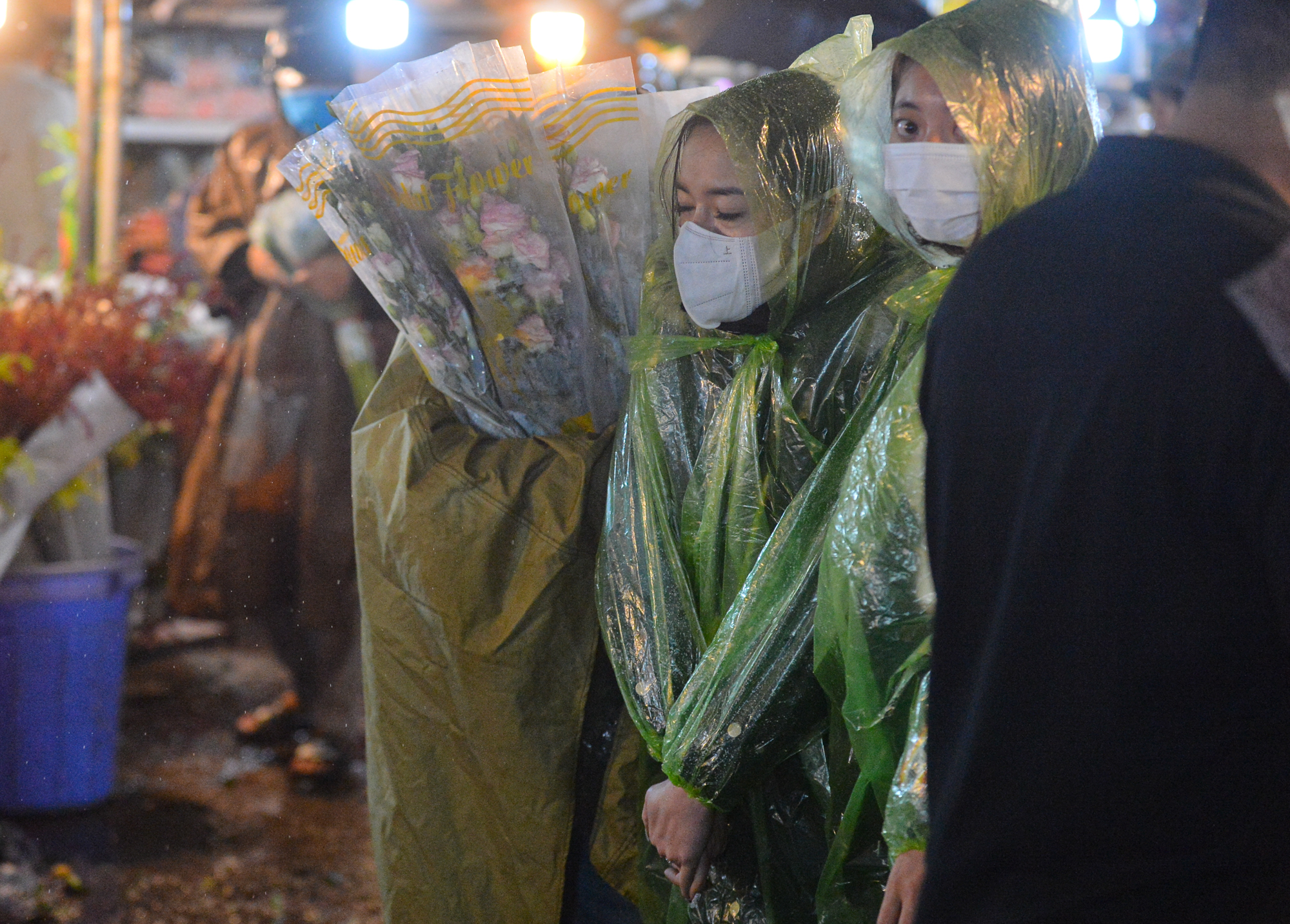 Ảnh: Mặc áo mưa, đội ô đi chợ hoa đêm lớn nhất miền Bắc trước ngày Phụ nữ Việt Nam 20/10, nhiều người co ro vì lạnh - Ảnh 15.