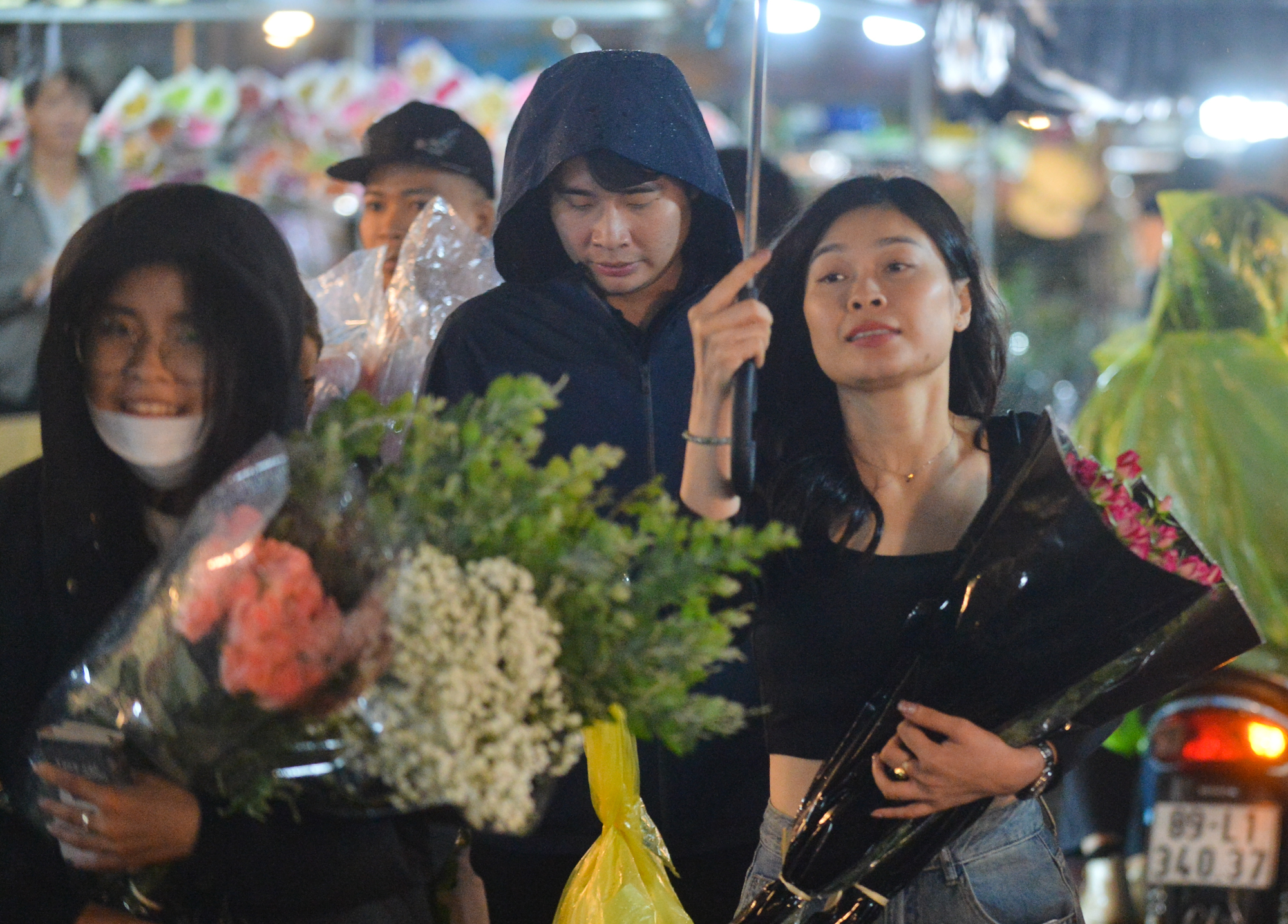 Ảnh: Mặc áo mưa, đội ô đi chợ hoa đêm lớn nhất miền Bắc trước ngày Phụ nữ Việt Nam 20/10, nhiều người co ro vì lạnh - Ảnh 9.