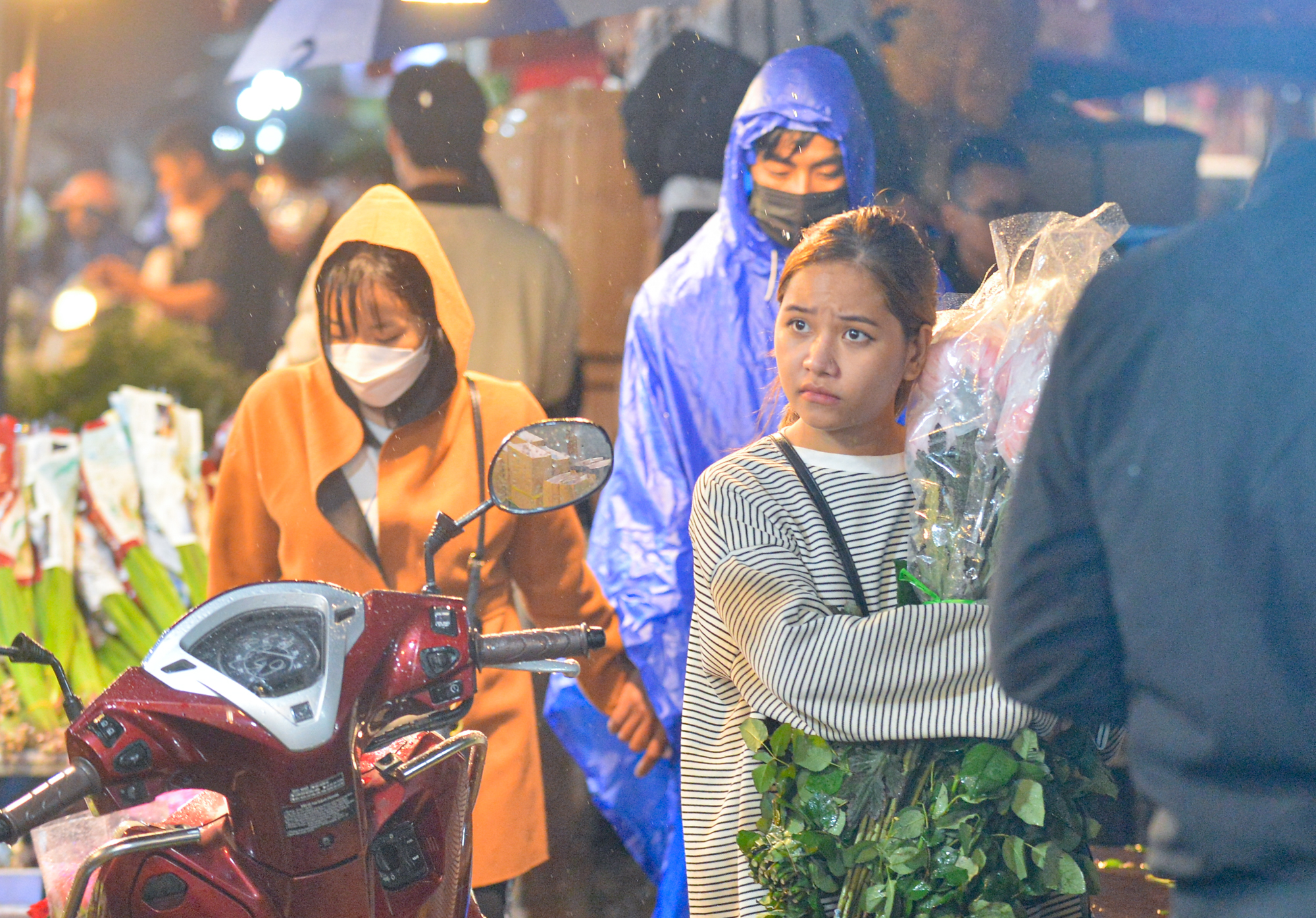 Ảnh: Mặc áo mưa, đội ô đi chợ hoa đêm lớn nhất miền Bắc trước ngày Phụ nữ Việt Nam 20/10, nhiều người co ro vì lạnh - Ảnh 10.