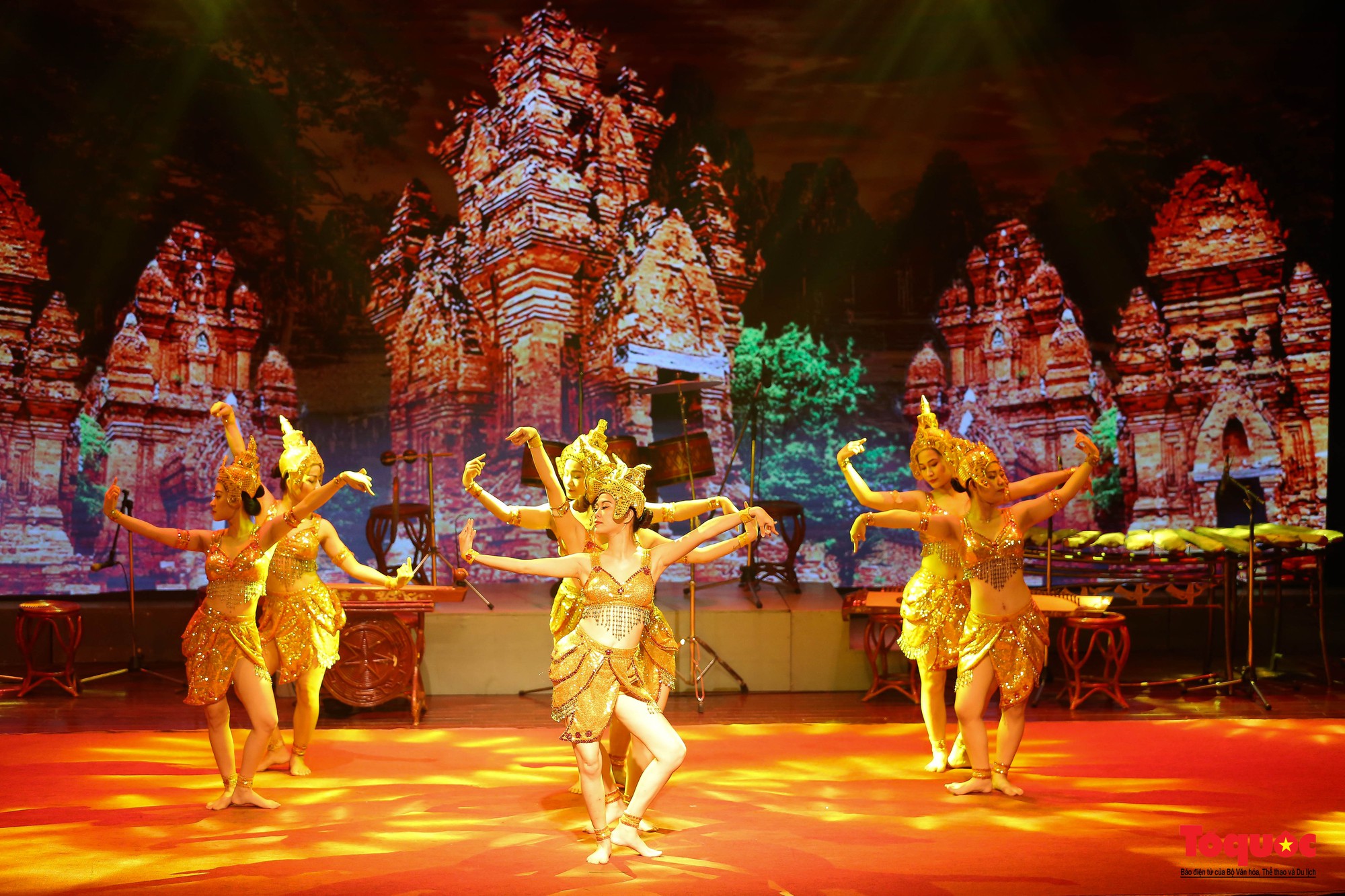 Chương trình nghệ thuật truyền thống “Hồn Việt” trở lại phục vụ du khách khi tới Đà Nẵng - Ảnh 8.