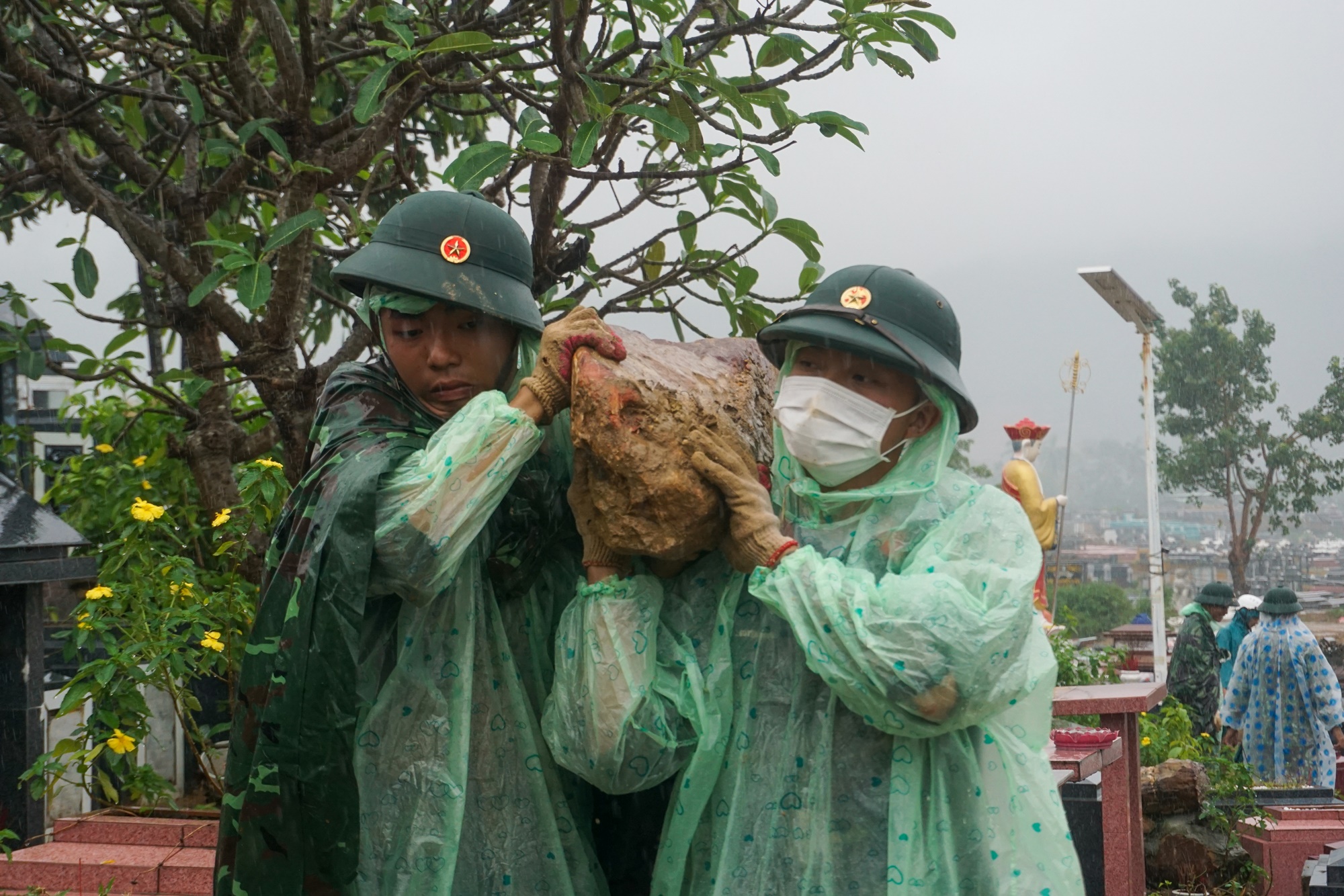 Ảnh: Bộ đội &quot;dầm mưa&quot; bới đất, hất đá tìm từng ngôi mộ bị vùi lấp ở Đà Nẵng - Ảnh 11.