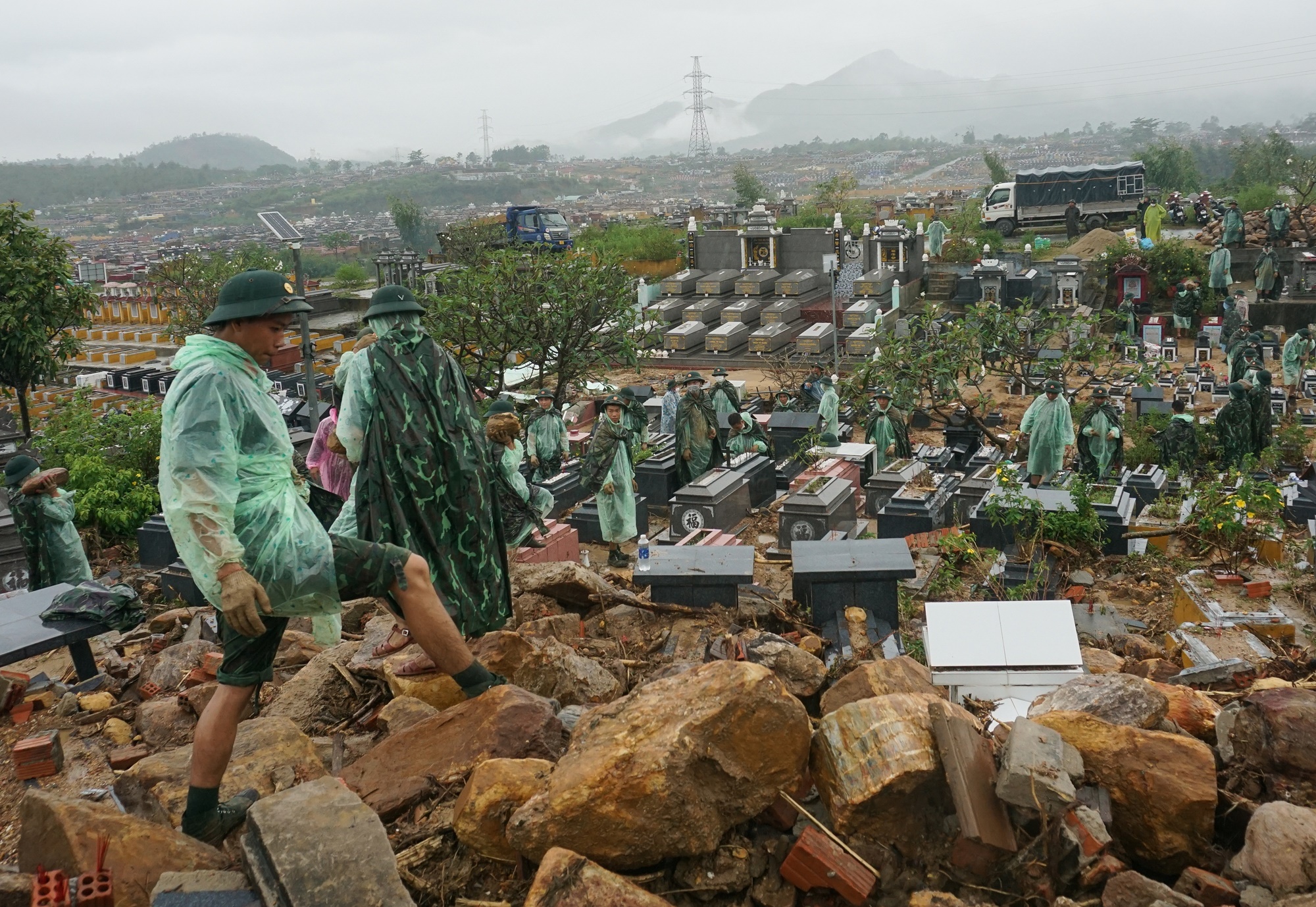 Ảnh: Bộ đội &quot;dầm mưa&quot; bới đất, hất đá tìm từng ngôi mộ bị vùi lấp ở Đà Nẵng - Ảnh 5.