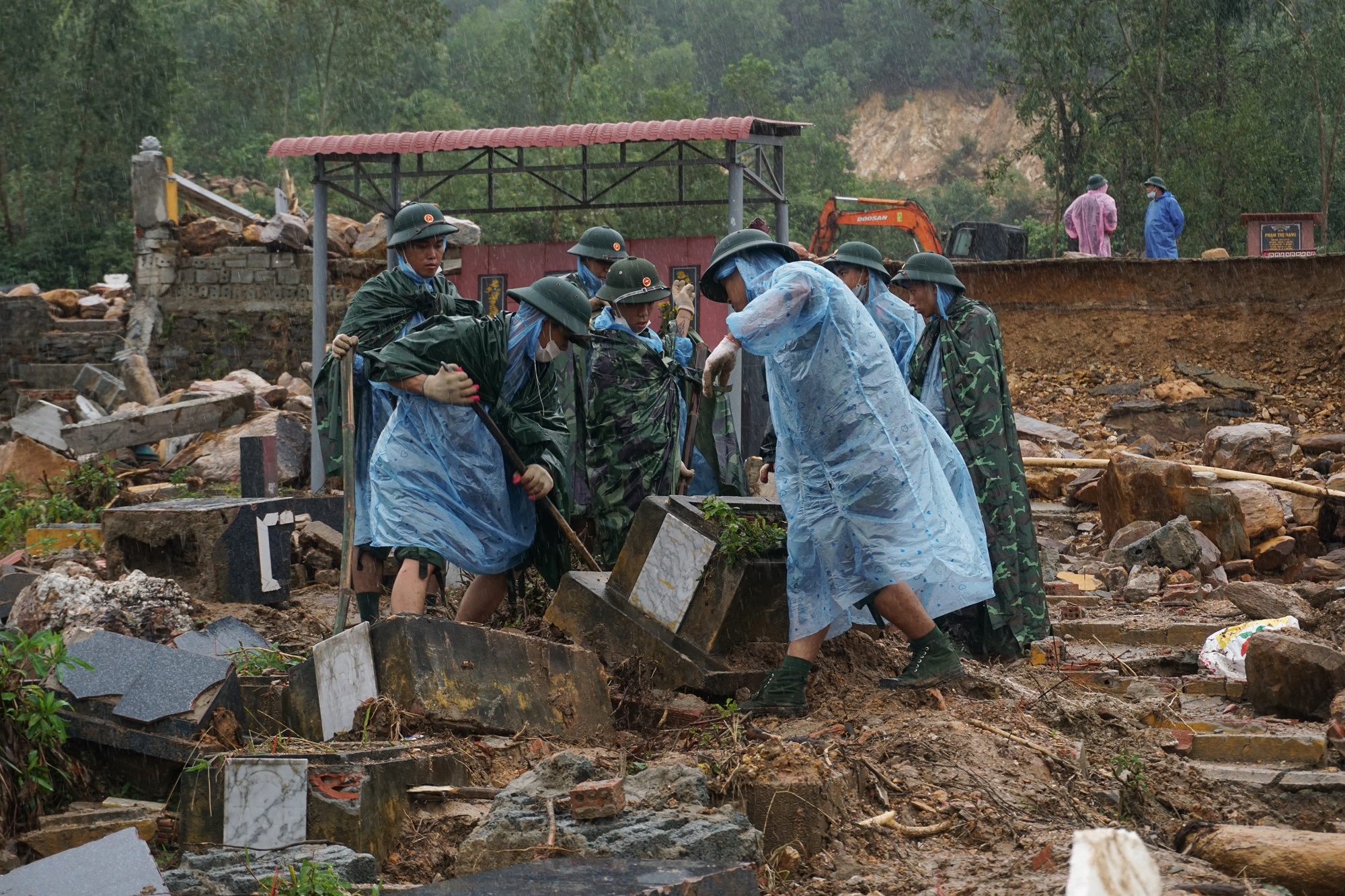 Ảnh: Bộ đội &quot;dầm mưa&quot; bới đất, hất đá tìm từng ngôi mộ bị vùi lấp ở Đà Nẵng - Ảnh 4.
