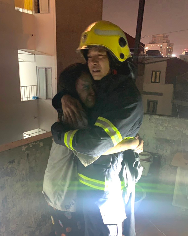 Gặp người lính cứu hoả trong bức ảnh ôm chầm lấy cô gái mắc kẹt trong vụ cháy ở Hà Nội - Ảnh 1.