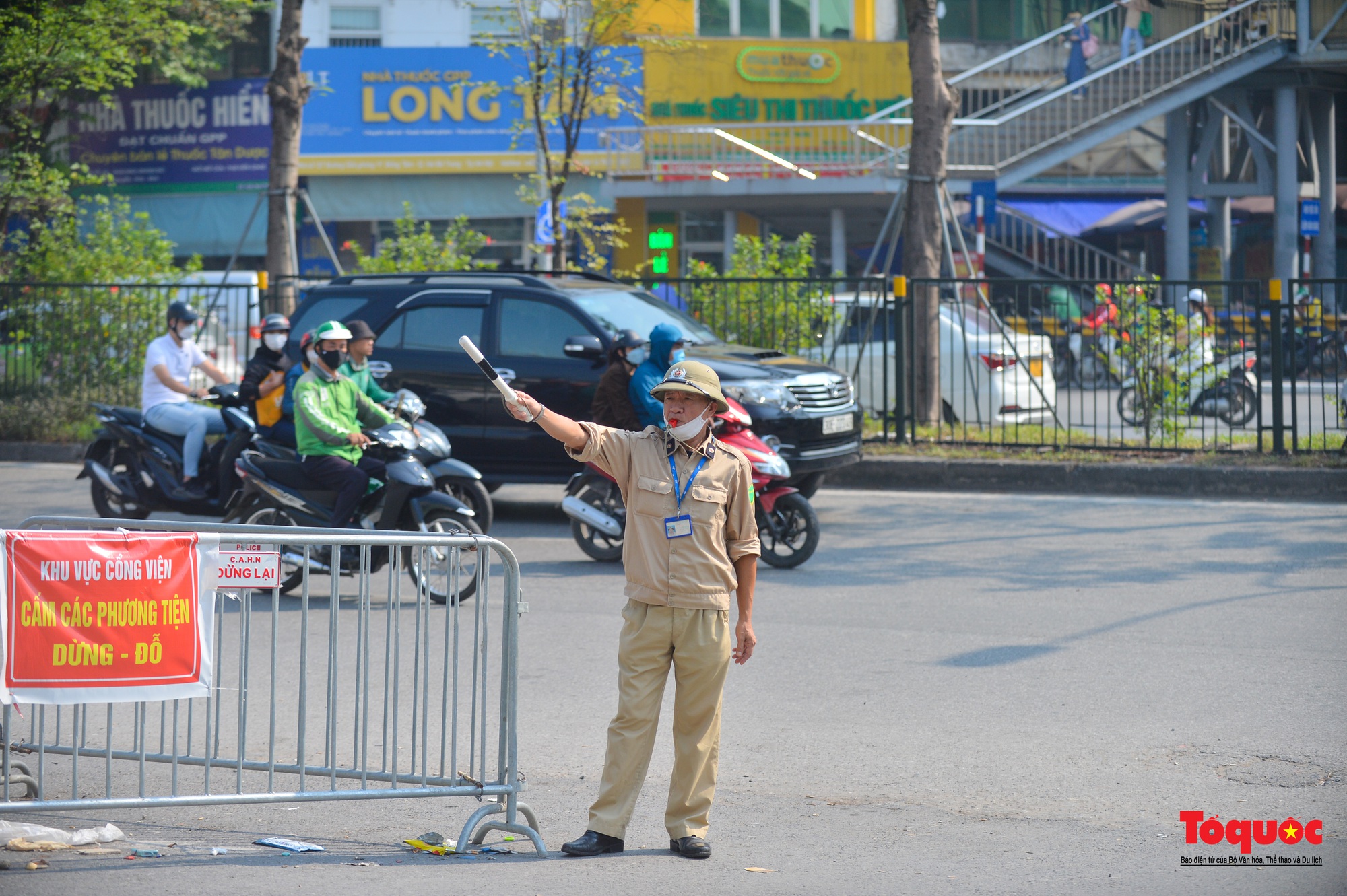 Hà Nội: CSGT ra quân xử lý mạnh taxi dừng đỗ trước cửa Bệnh viện Bạch Mai - Ảnh 5.