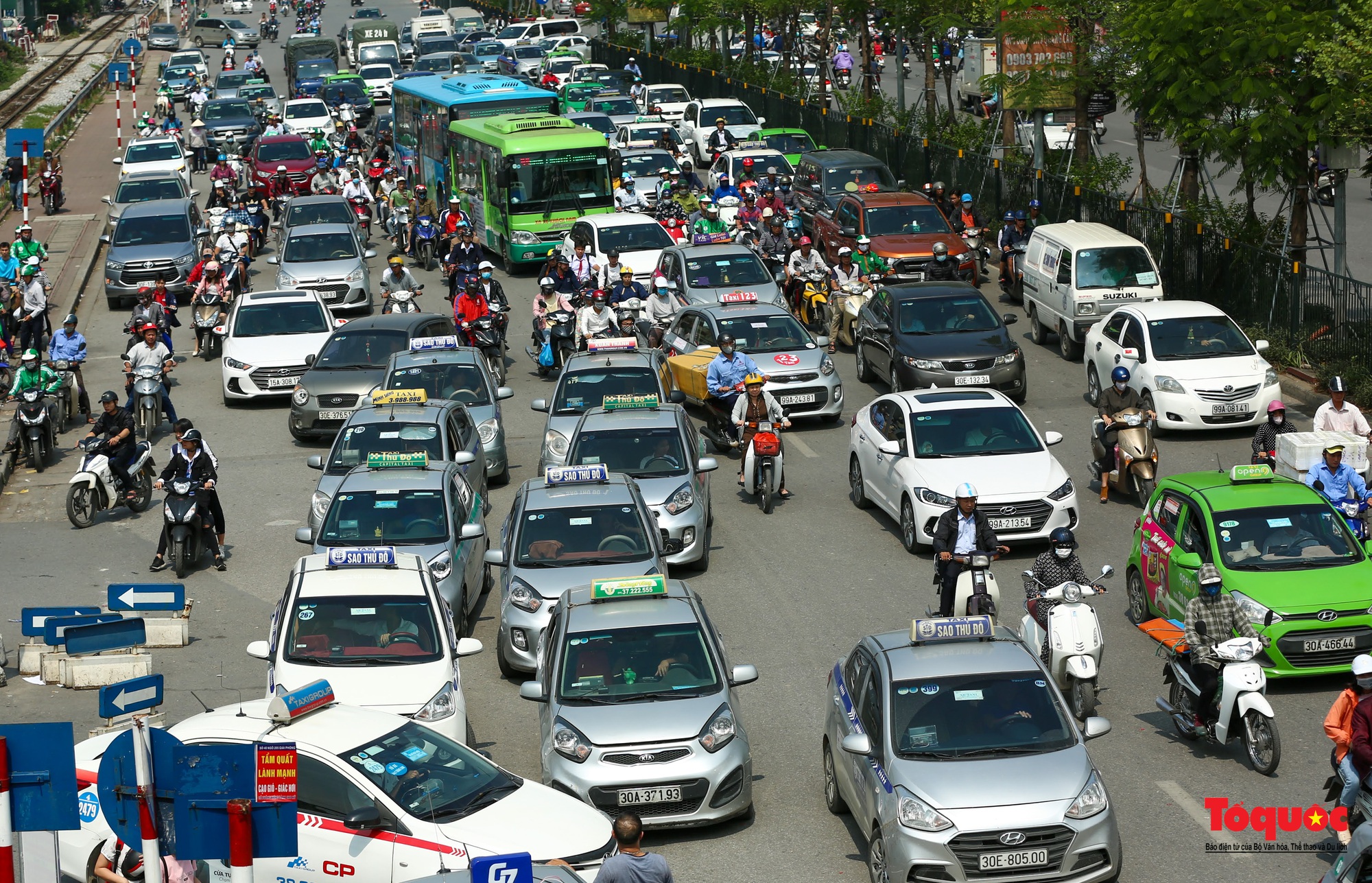 Hà Nội: CSGT ra quân xử lý mạnh taxi dừng đỗ trước cửa Bệnh viện Bạch Mai - Ảnh 2.
