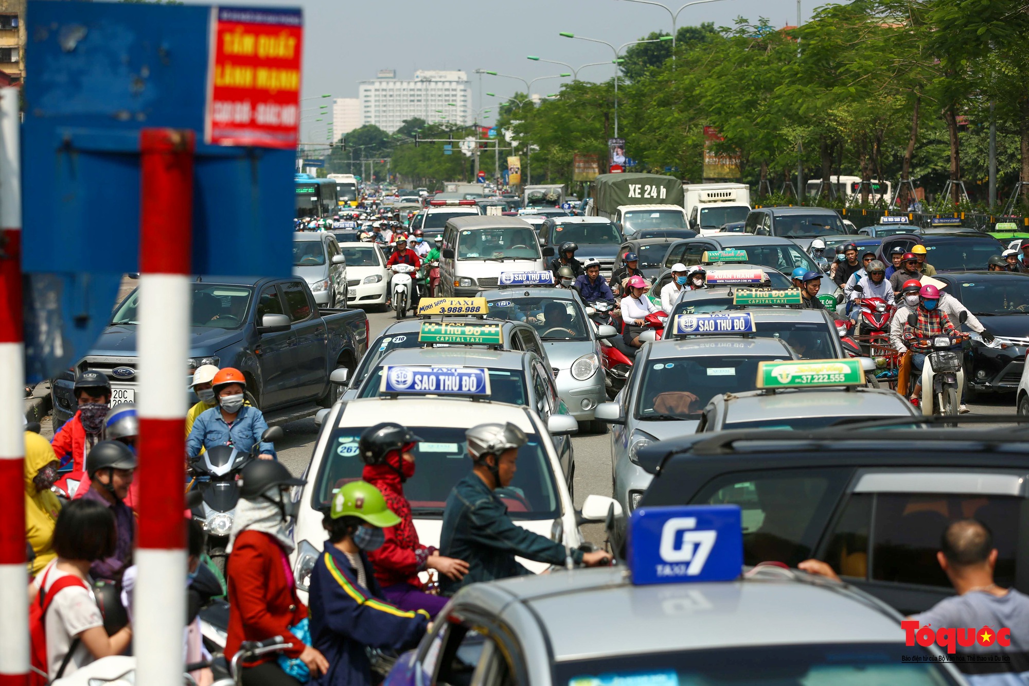 Hà Nội: CSGT ra quân xử lý mạnh taxi dừng đỗ trước cửa Bệnh viện Bạch Mai - Ảnh 3.