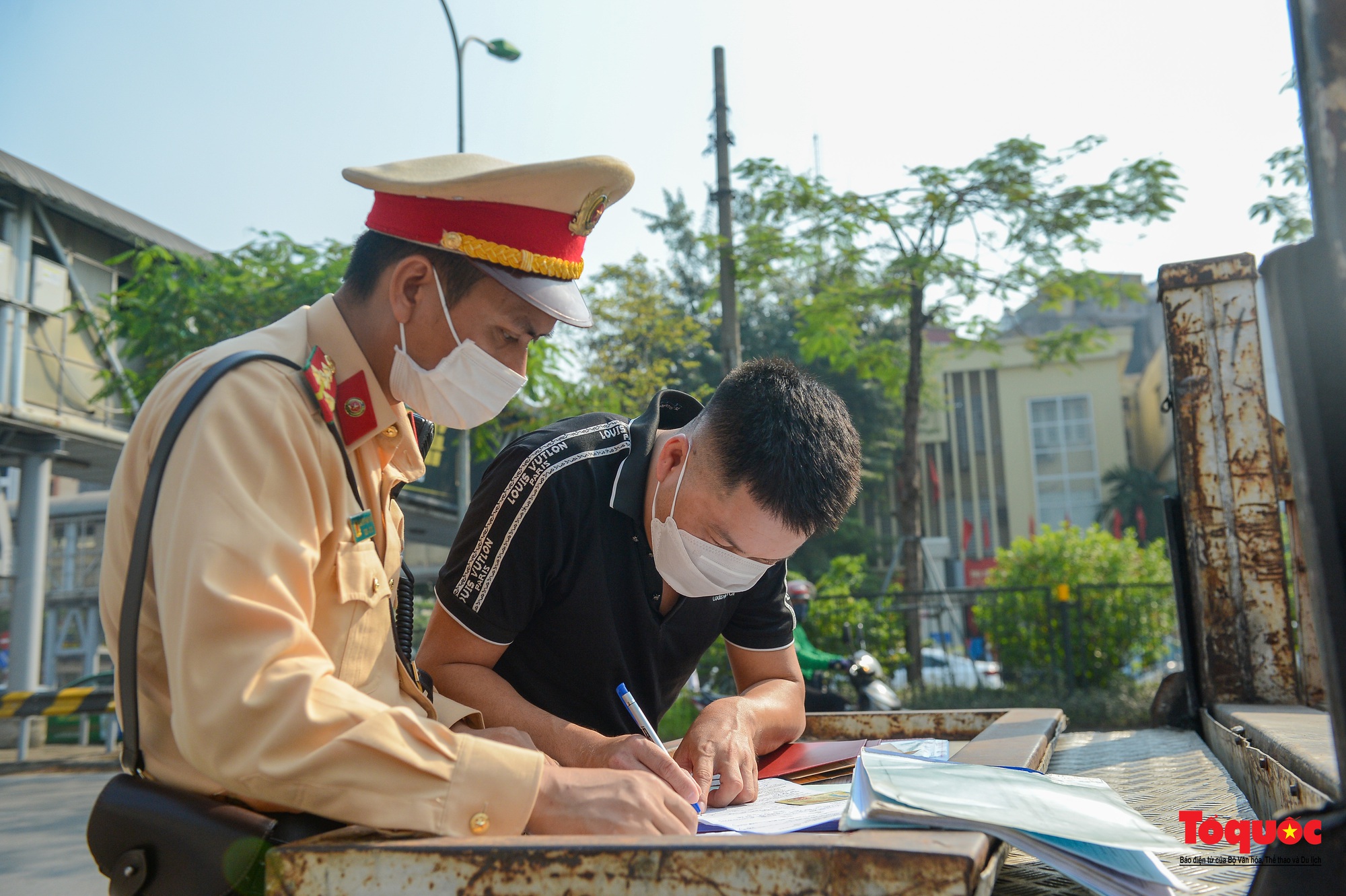 Hà Nội: CSGT ra quân xử lý mạnh taxi dừng đỗ trước cửa Bệnh viện Bạch Mai - Ảnh 7.