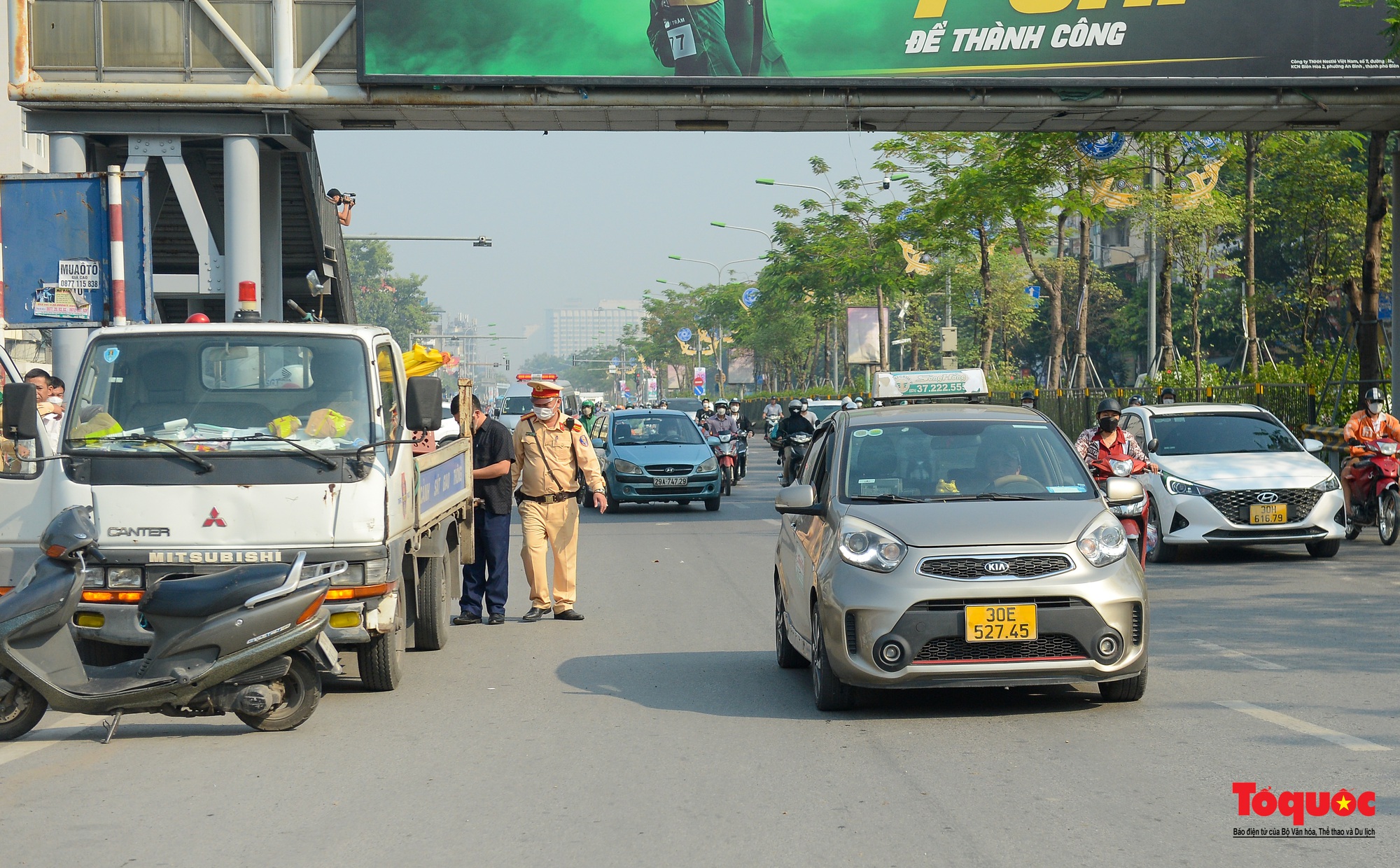 Hà Nội: CSGT ra quân xử lý mạnh taxi dừng đỗ trước cửa Bệnh viện Bạch Mai - Ảnh 6.