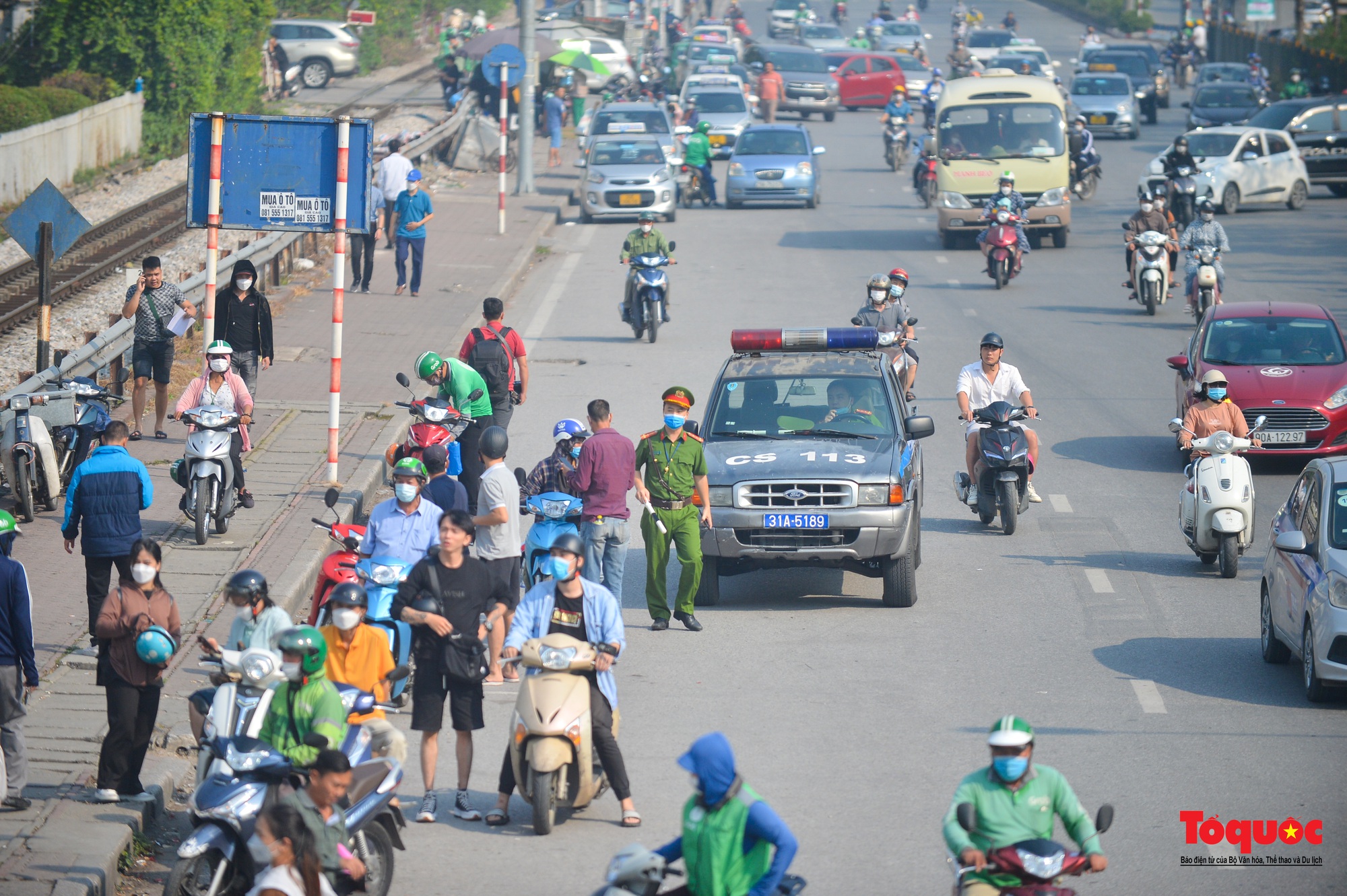 Hà Nội: CSGT ra quân xử lý mạnh taxi dừng đỗ trước cửa Bệnh viện Bạch Mai - Ảnh 4.