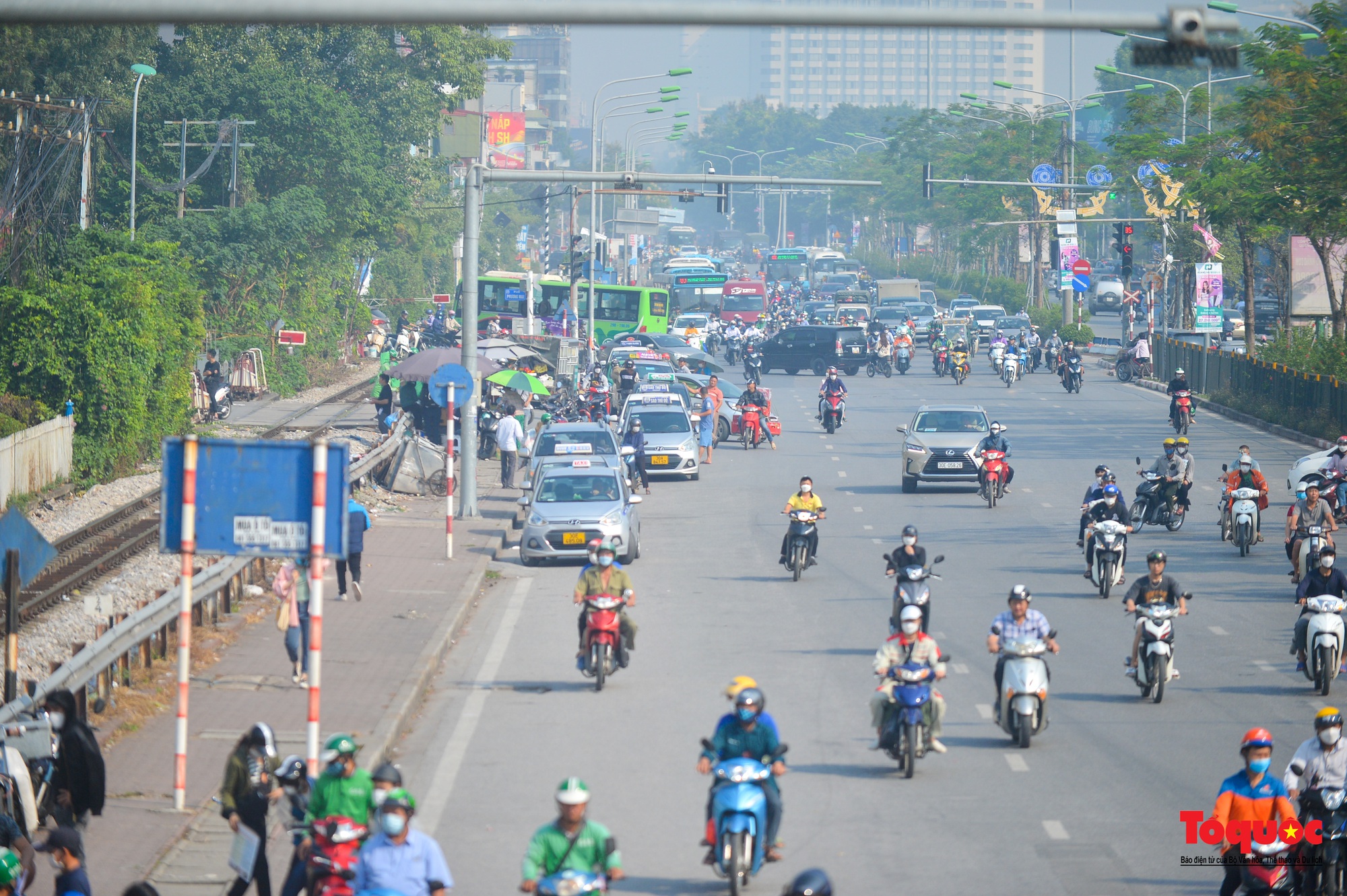 Hà Nội: CSGT ra quân xử lý mạnh taxi dừng đỗ trước cửa Bệnh viện Bạch Mai - Ảnh 11.