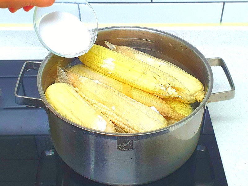 Mẹo luộc ngô nếp dẻo ngọt - Ảnh 3.