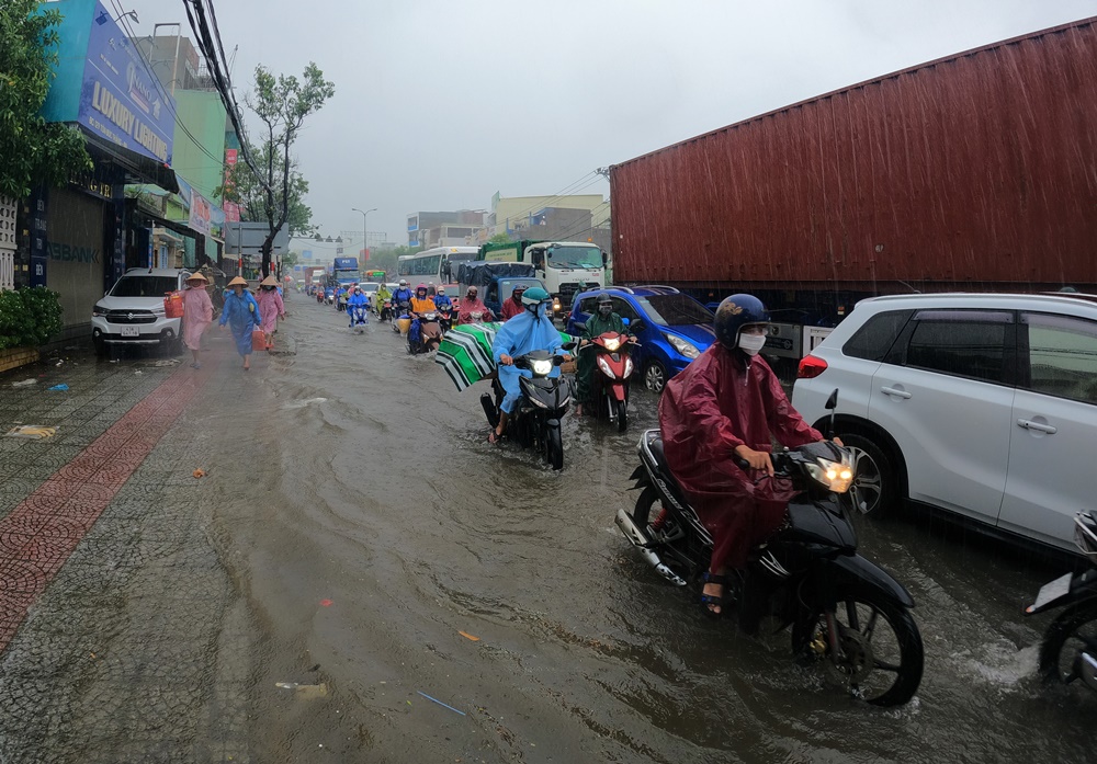 Đường phố Đà Nẵng ngập do mưa lớn, một số trường cho học sinh nghỉ học - Ảnh 1.