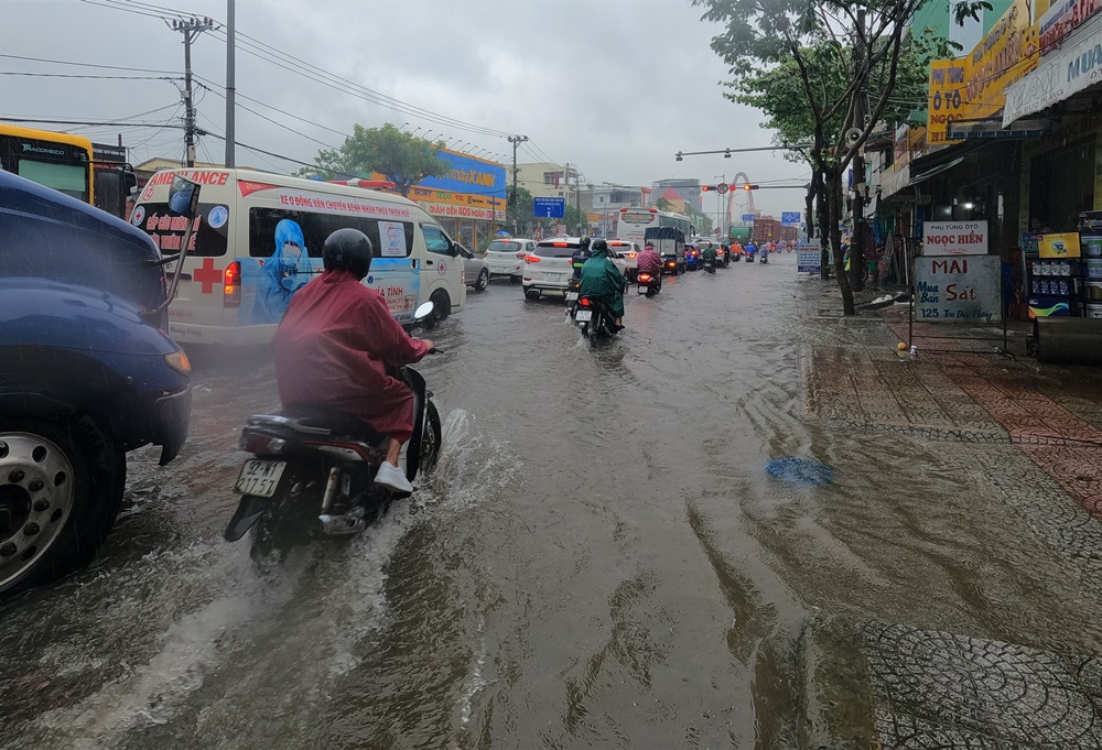 Đường phố Đà Nẵng ngập do mưa lớn, một số trường cho học sinh nghỉ học - Ảnh 6.