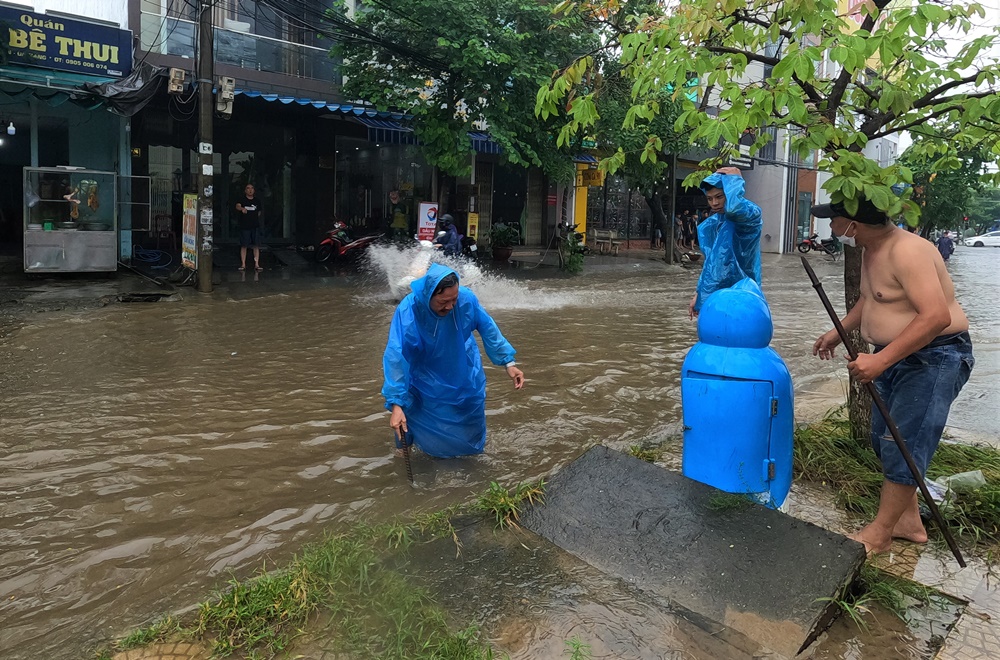 Đường phố Đà Nẵng ngập do mưa lớn, một số trường cho học sinh nghỉ học - Ảnh 8.
