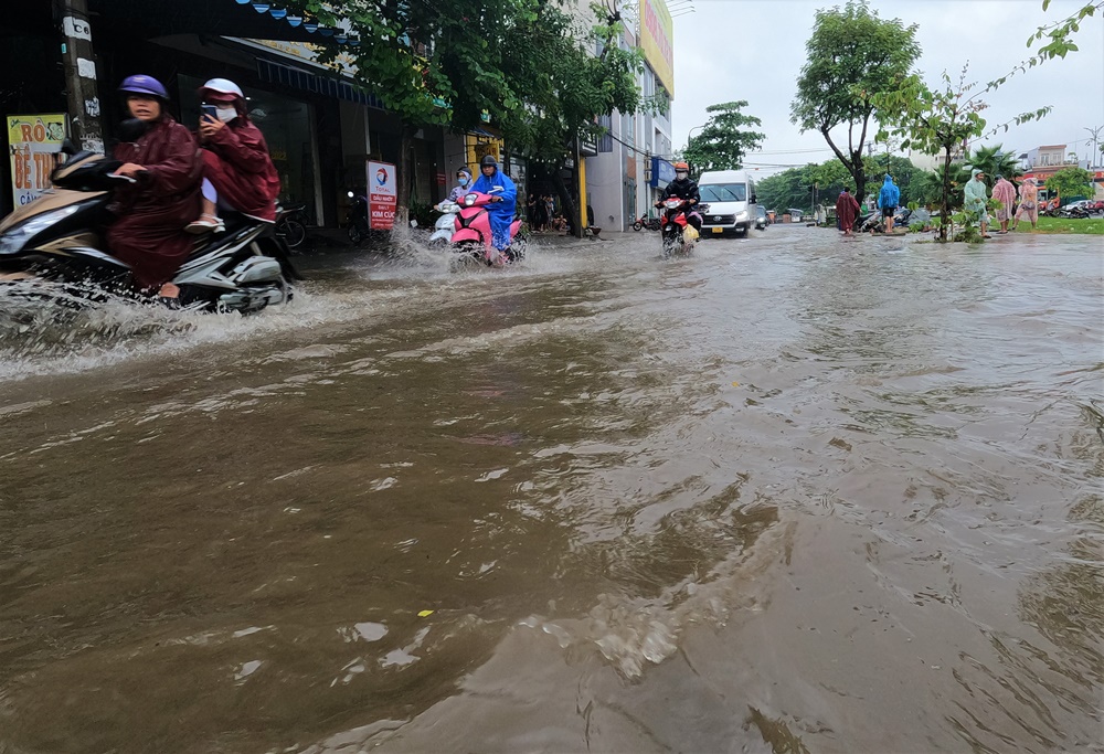 Đường phố Đà Nẵng ngập do mưa lớn, một số trường cho học sinh nghỉ học - Ảnh 2.