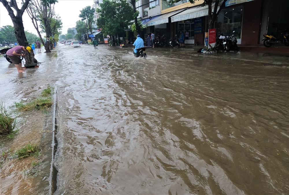 Đường phố Đà Nẵng ngập do mưa lớn, một số trường cho học sinh nghỉ học - Ảnh 5.