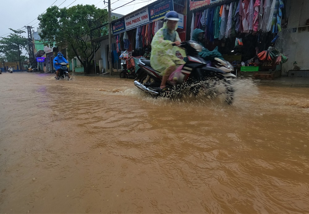 Đường phố Đà Nẵng ngập do mưa lớn, một số trường cho học sinh nghỉ học - Ảnh 10.