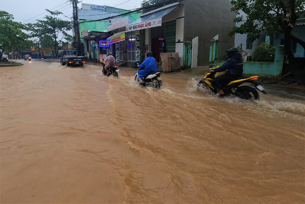 Đường phố Đà Nẵng ngập do mưa lớn, một số trường cho học sinh nghỉ học - Ảnh 9.