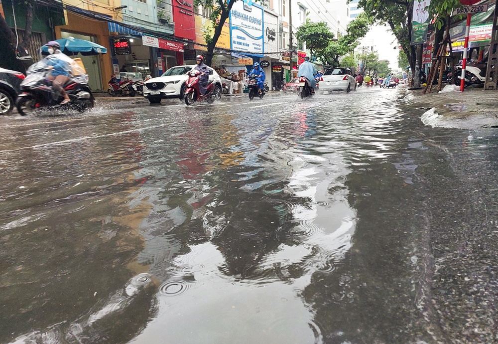 Đường phố Đà Nẵng ngập do mưa lớn, một số trường cho học sinh nghỉ học - Ảnh 7.