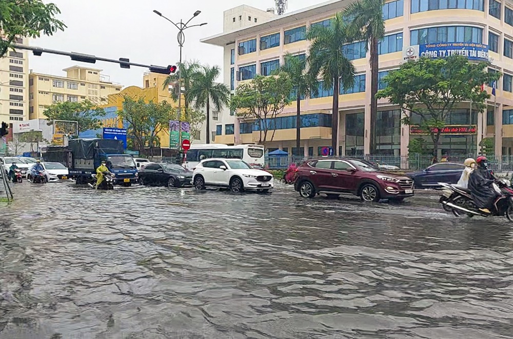 Đường phố Đà Nẵng ngập do mưa lớn, một số trường cho học sinh nghỉ học - Ảnh 13.