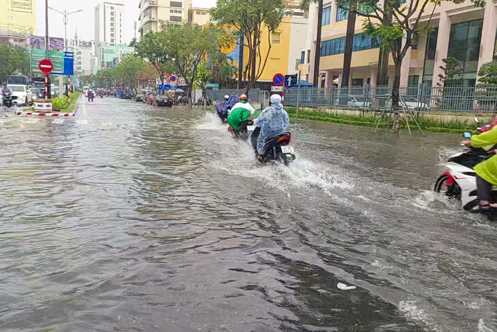 Đường phố Đà Nẵng ngập do mưa lớn, một số trường cho học sinh nghỉ học - Ảnh 3.