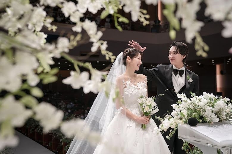 Năm 2022 Kbiz được mùa cưới: BinJin - Park Shin Hye mời toàn siêu sao, Gong Hyo Jin độc lạ bất ngờ - Ảnh 1.