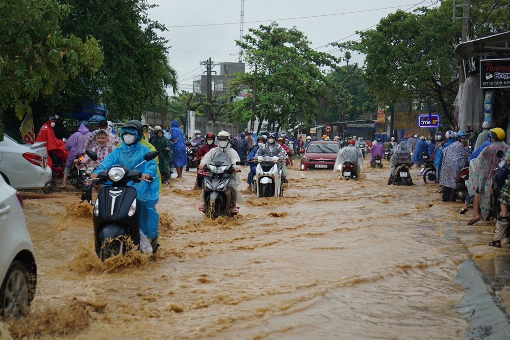Đường phố Đà Nẵng ngập do mưa lớn, một số trường cho học sinh nghỉ học - Ảnh 5.