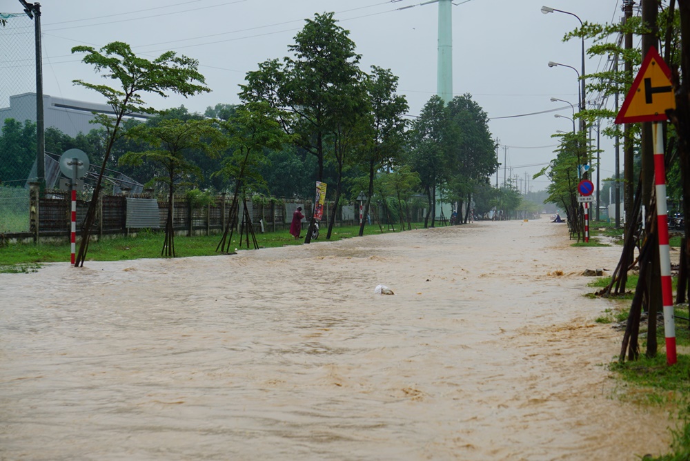 Đường phố Đà Nẵng ngập do mưa lớn, một số trường cho học sinh nghỉ học - Ảnh 4.