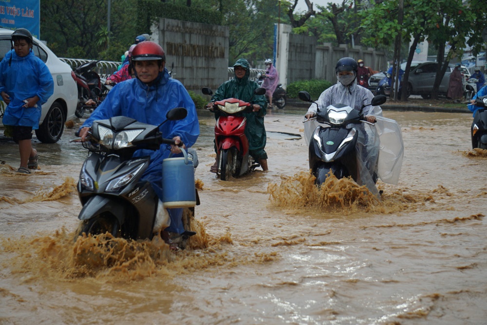 Đường phố Đà Nẵng ngập do mưa lớn, một số trường cho học sinh nghỉ học - Ảnh 11.