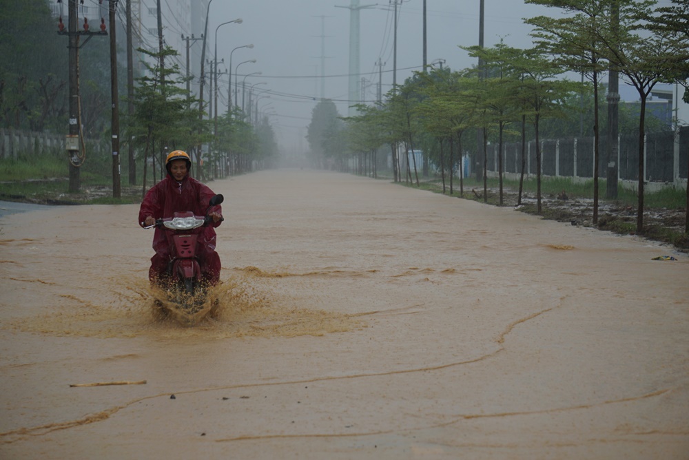 Đường phố Đà Nẵng ngập do mưa lớn, một số trường cho học sinh nghỉ học - Ảnh 14.