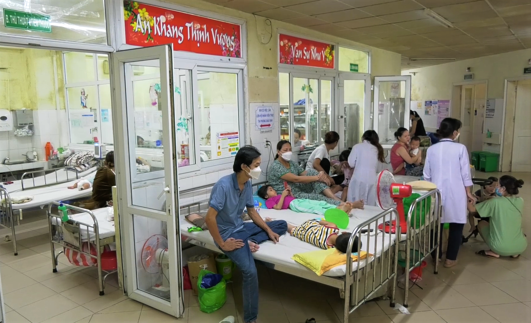 Đà Nẵng: Trẻ mắc các bệnh giao mùa tăng cao, bệnh viện quá tải - Ảnh 6.