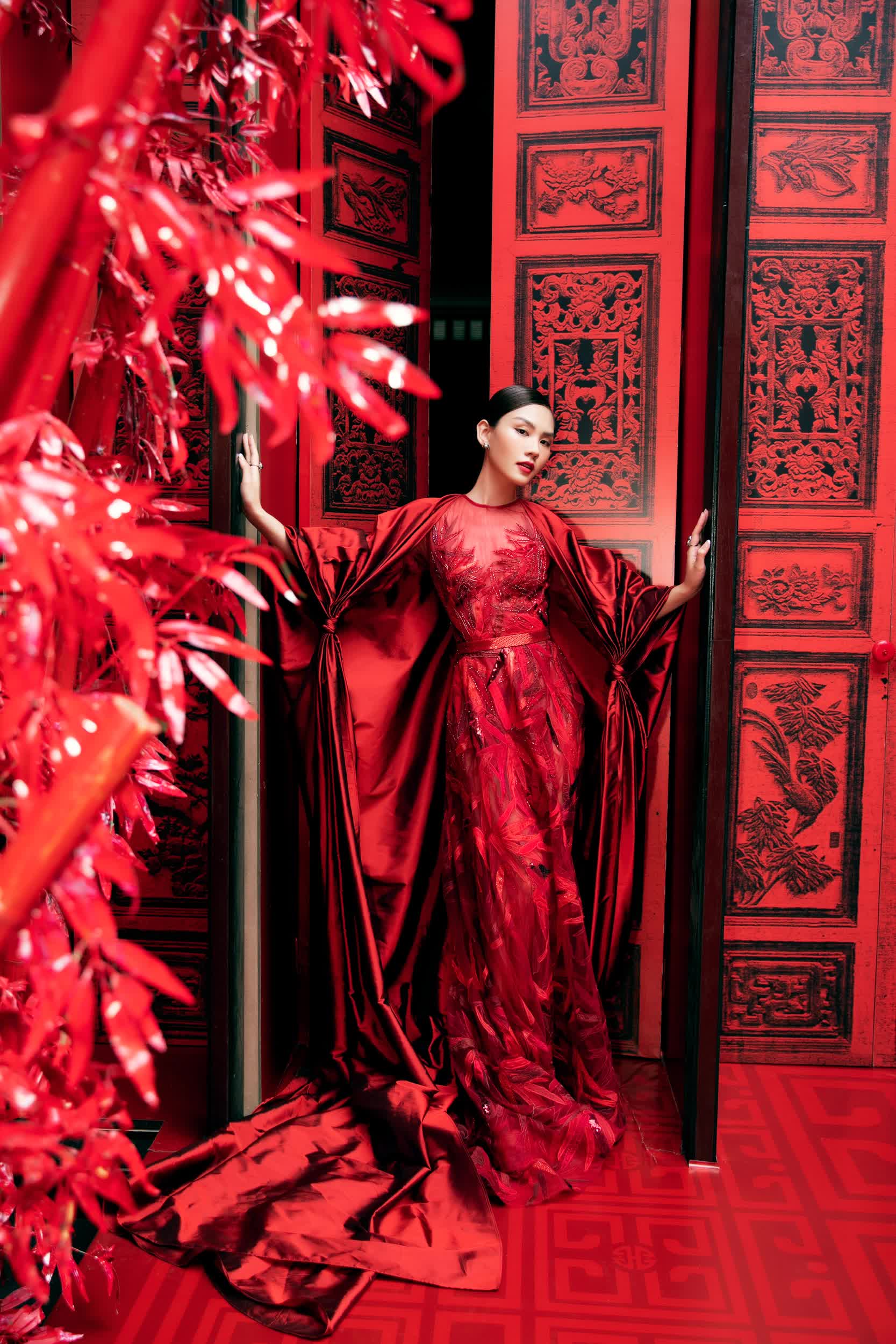 Đỗ Mỹ Linh hóa cô dâu trong bộ sưu tập váy cưới của NTK Lê Thanh Hoà