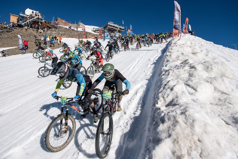 Megavalanche: Giải đua xe đạp mùa đông mạo hiểm nhất hành tinh! - Ảnh 4.