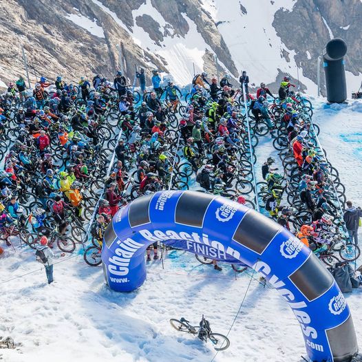 Megavalanche: Giải đua xe đạp mùa đông mạo hiểm nhất hành tinh! - Ảnh 3.