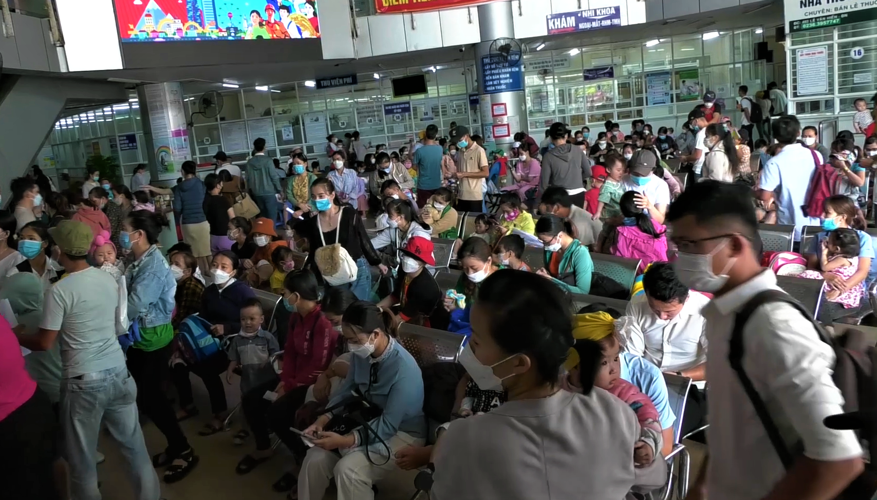 Đà Nẵng: Trẻ mắc các bệnh giao mùa tăng cao, bệnh viện quá tải - Ảnh 2.