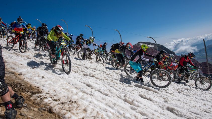 Megavalanche: Giải đua xe đạp mùa đông mạo hiểm nhất hành tinh! - Ảnh 6.