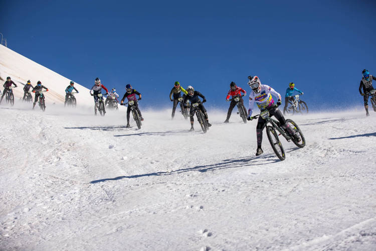 Megavalanche: Giải đua xe đạp mùa đông mạo hiểm nhất hành tinh! - Ảnh 1.