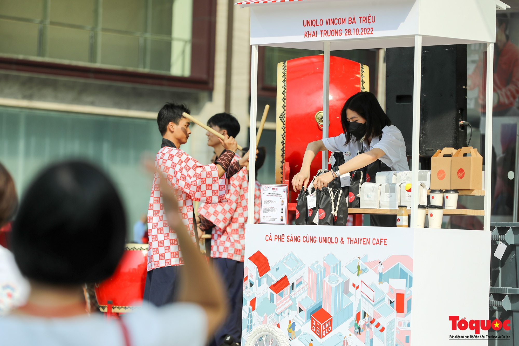 Á hậu Thụy Vân và gia đình diễn viên Mạnh Trường dự khai trương store thứ 3  của UNIQLO tại Hà Nội  Tin Quảng Bình